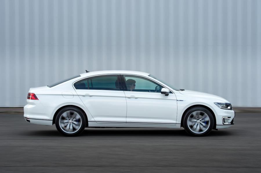  Volkswagen Passat GTE 2016 года  (UK) (фото 25 из 34)